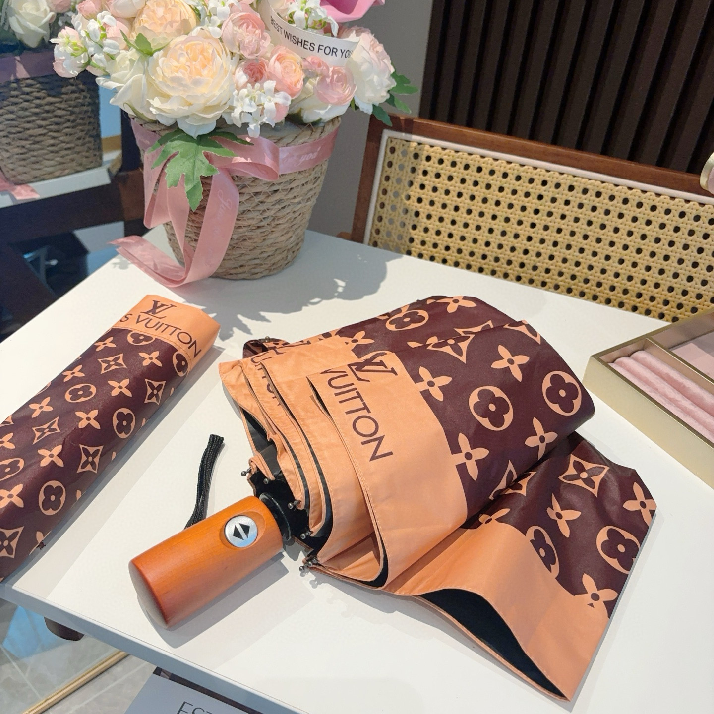  LOUIS VUITTON （路易威登）2025新款 经典字母 三折自动折叠晴雨伞 新涂层技术深色伞面
