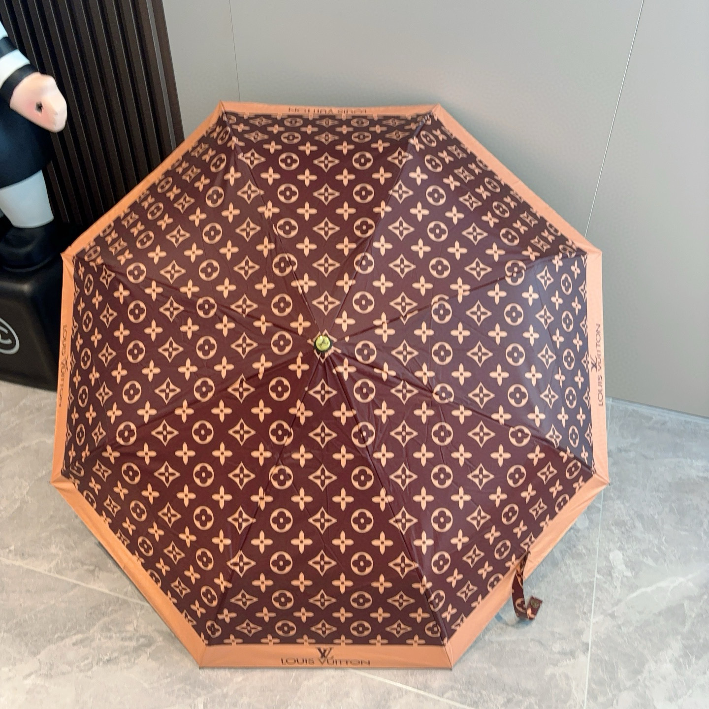  LOUIS VUITTON （路易威登）2025新款 经典字母 三折自动折叠晴雨伞 新涂层技术深色伞面