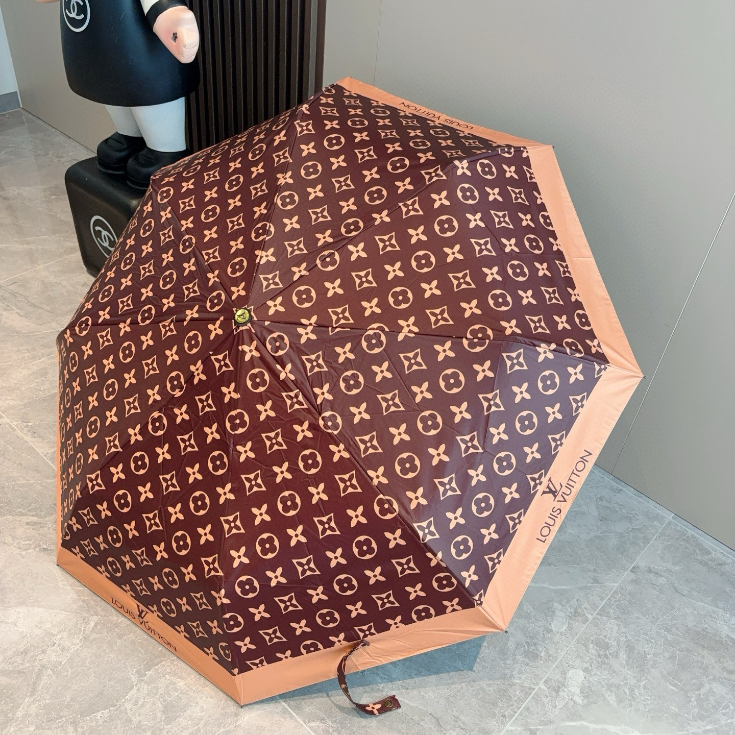  LOUIS VUITTON （路易威登）2025新款 经典字母 三折自动折叠晴雨伞 新涂层技术深色伞面