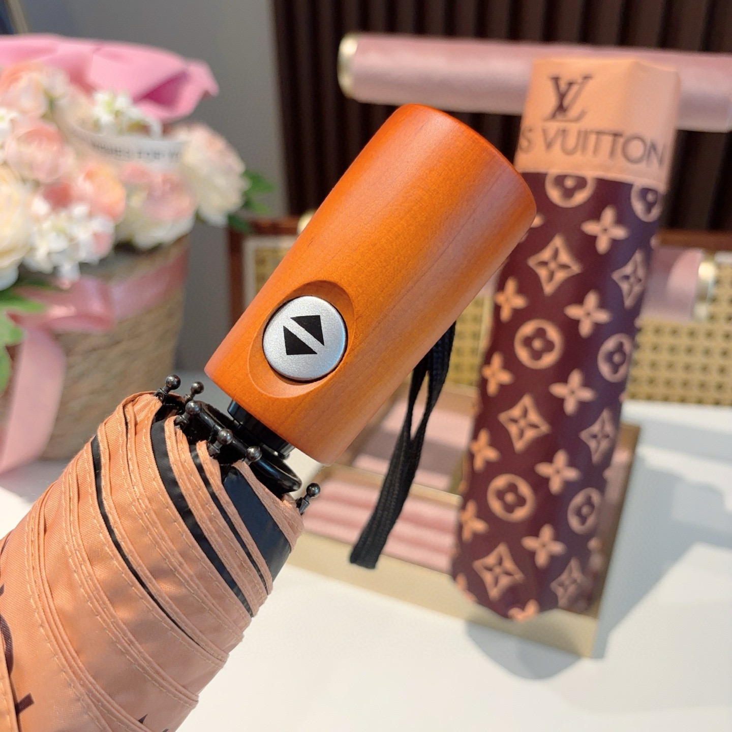 LOUIS VUITTON （路易威登）2025新款 经典字母 三折自动折叠晴雨伞 新涂层技术深色伞面