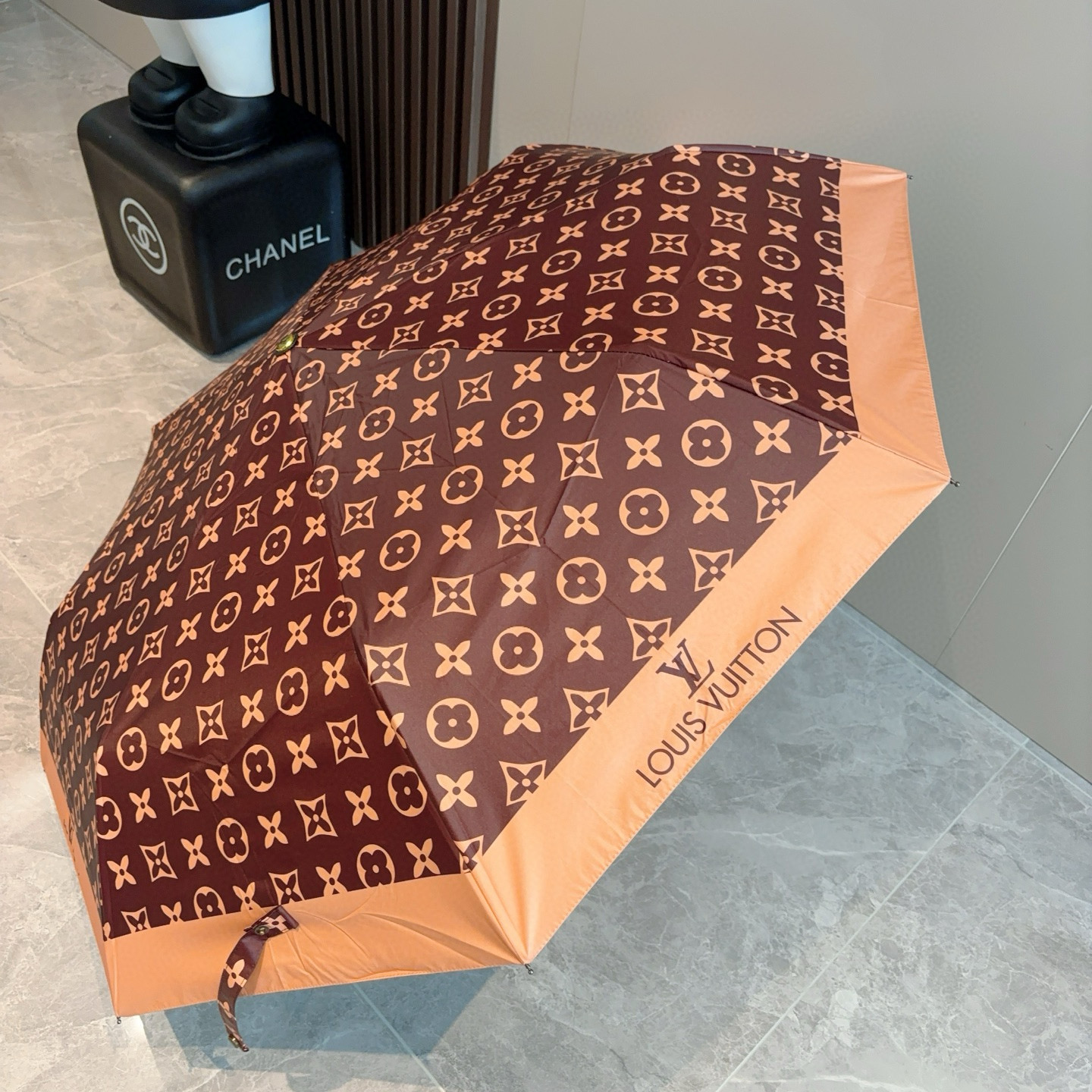  LOUIS VUITTON （路易威登）2025新款 经典字母 三折自动折叠晴雨伞 新涂层技术深色伞面