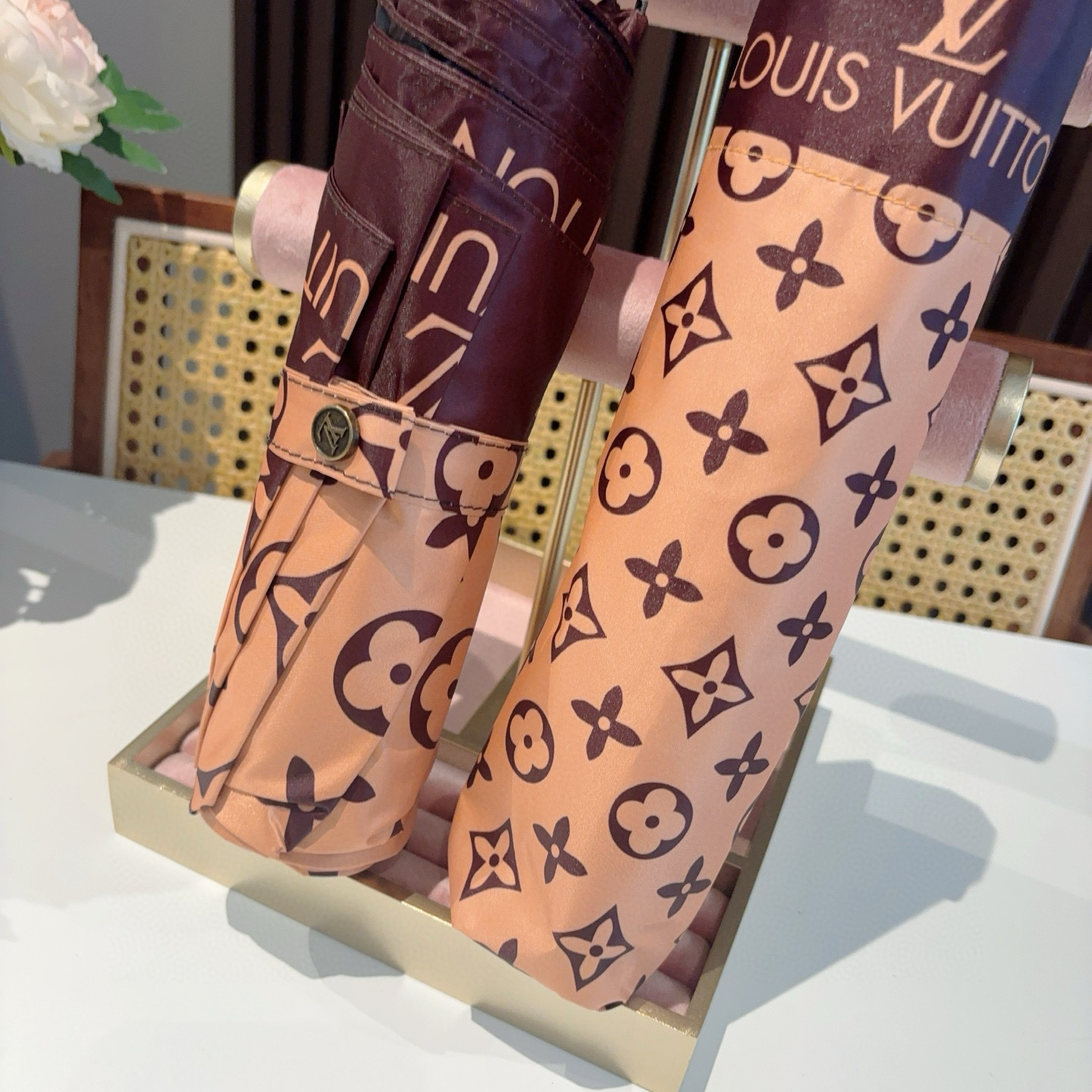  LOUIS VUITTON （路易威登）2025新款 经典字母 三折自动折叠晴雨伞 新涂层技术深色伞面