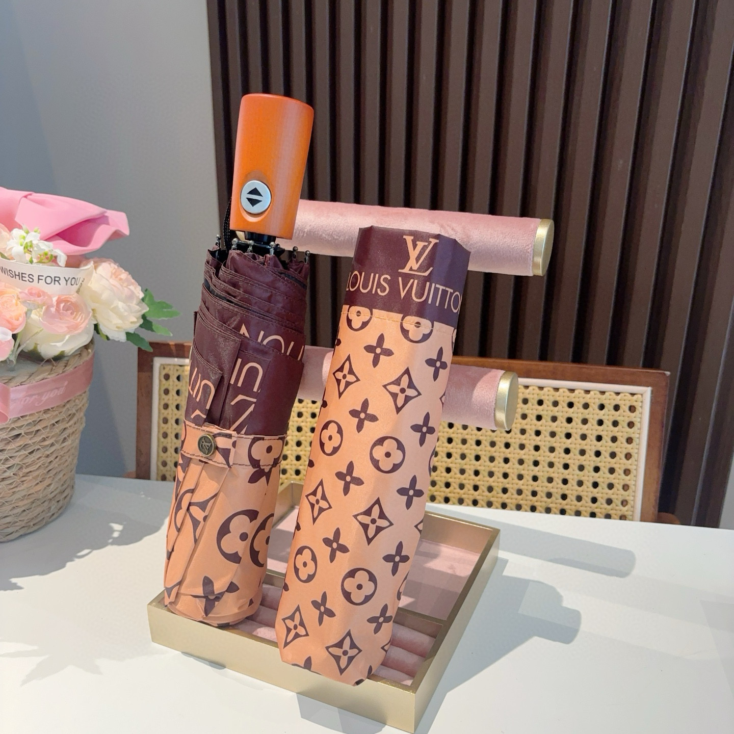  LOUIS VUITTON （路易威登）2025新款 经典字母 三折自动折叠晴雨伞 新涂层技术深色伞面