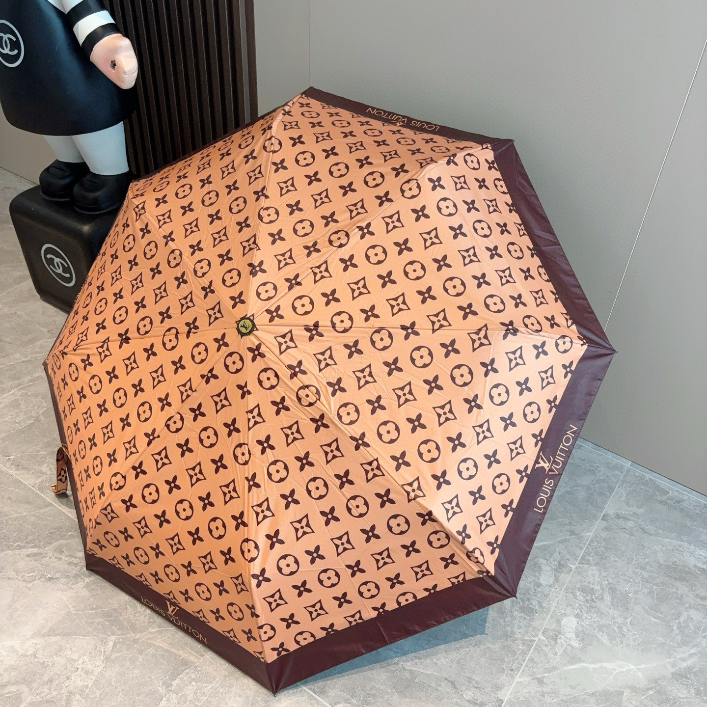  LOUIS VUITTON （路易威登）2025新款 经典字母 三折自动折叠晴雨伞 新涂层技术深色伞面