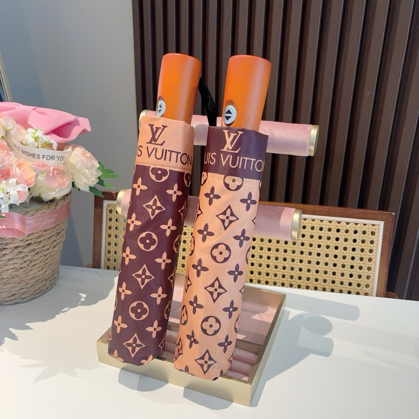  LOUIS VUITTON （路易威登）2025新款 经典字母 三折自动折叠晴雨伞 新涂层技术深色伞面