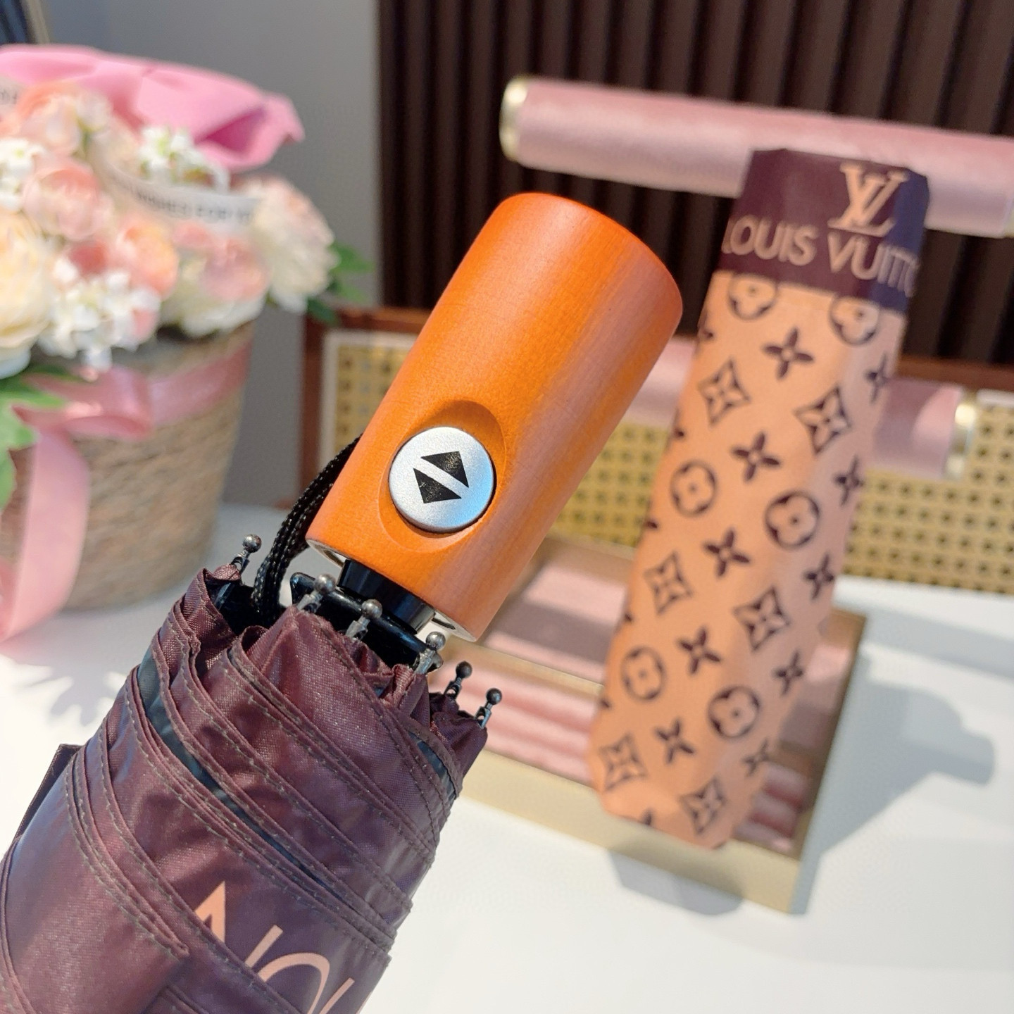  LOUIS VUITTON （路易威登）2025新款 经典字母 三折自动折叠晴雨伞 新涂层技术深色伞面