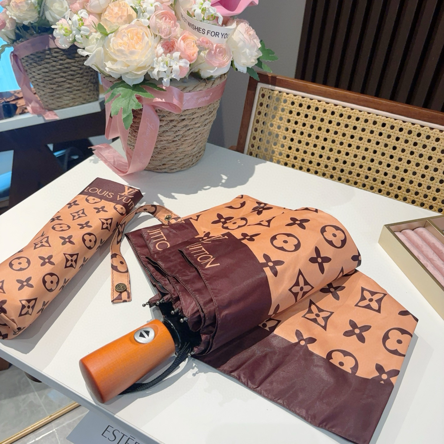  LOUIS VUITTON （路易威登）2025新款 经典字母 三折自动折叠晴雨伞 新涂层技术深色伞面