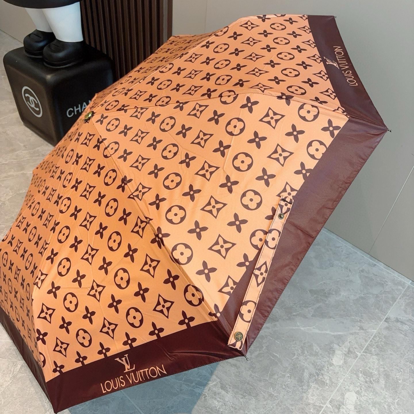  LOUIS VUITTON （路易威登）2025新款 经典字母 三折自动折叠晴雨伞 新涂层技术深色伞面