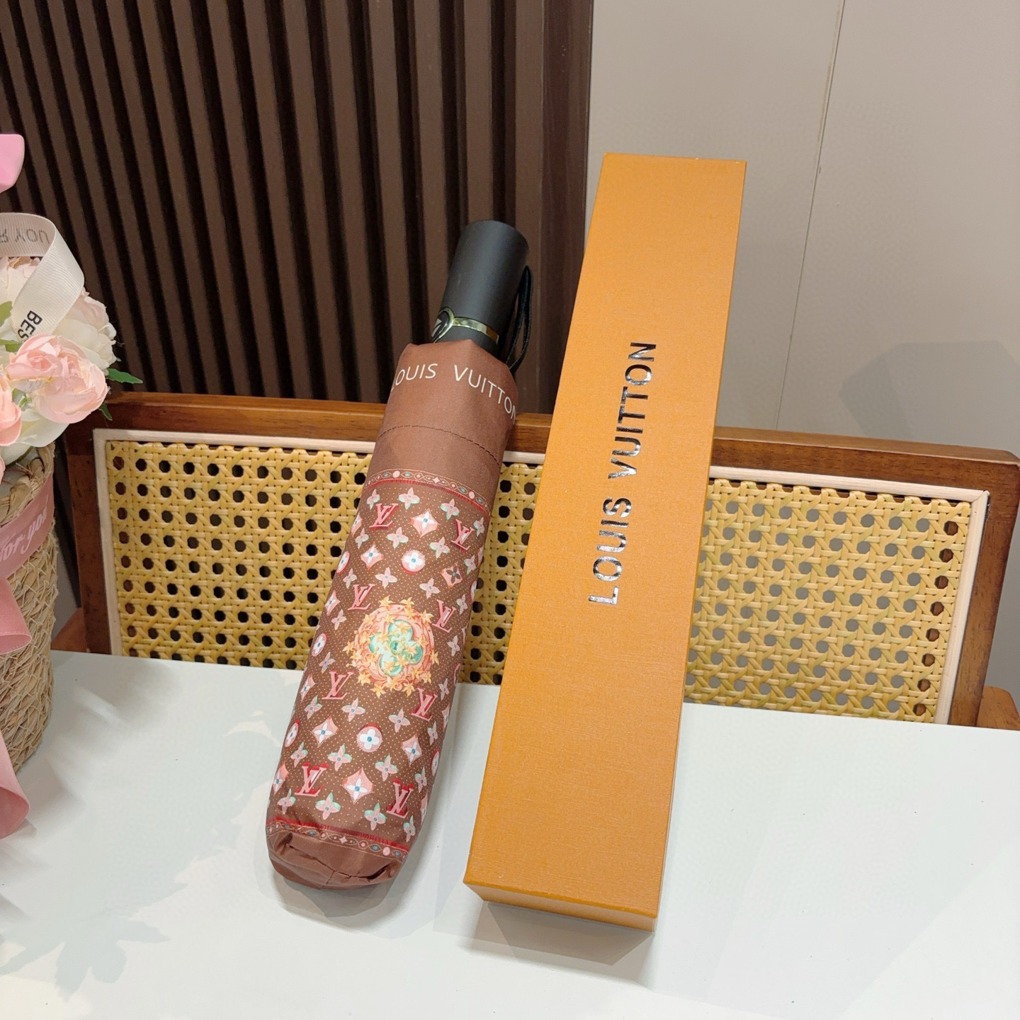  LOUIS VUITTON （路易威登）三折自动折叠晴雨伞 新涂层技术深色伞面 拥有令人惊喜的遮光效果