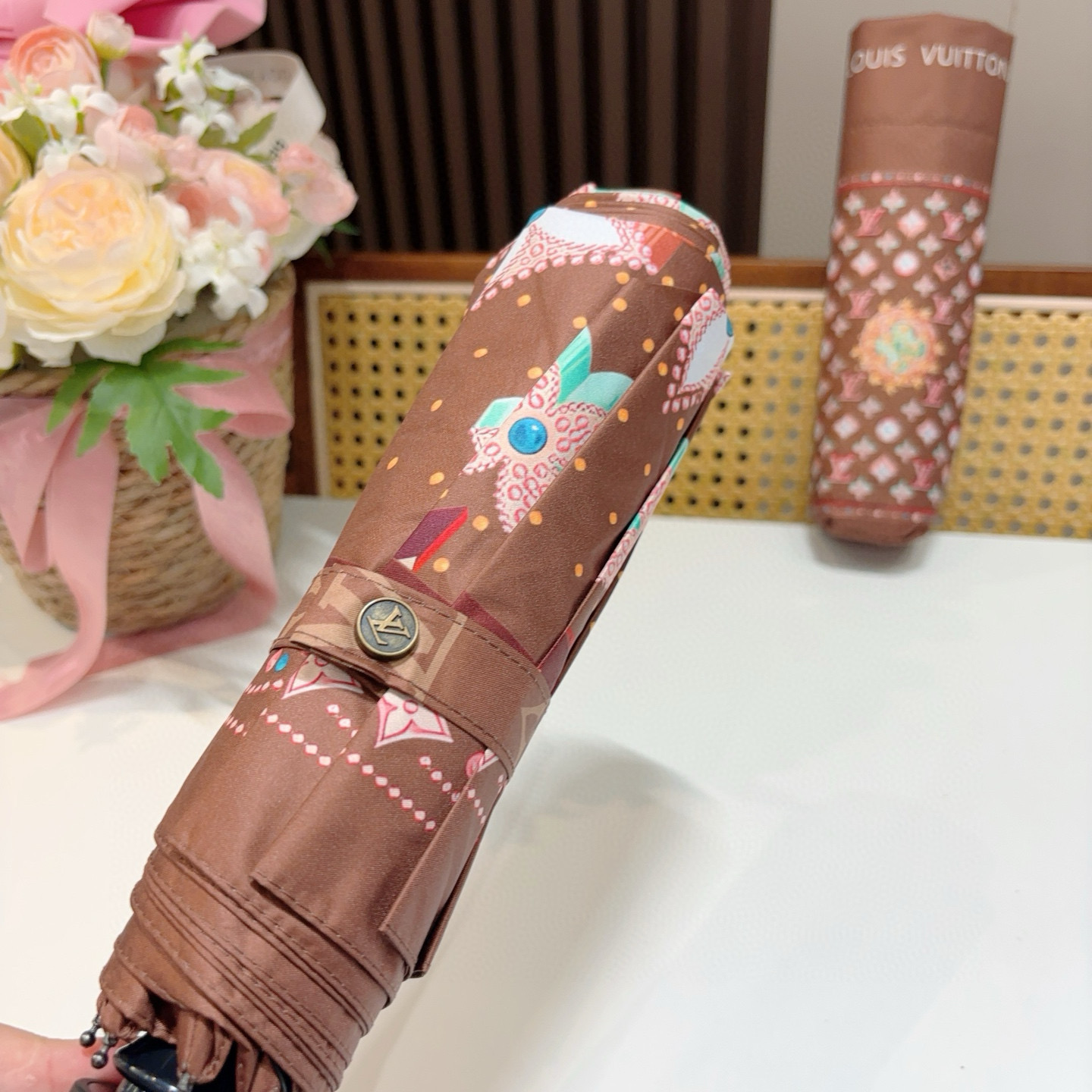  LOUIS VUITTON （路易威登）三折自动折叠晴雨伞 新涂层技术深色伞面 拥有令人惊喜的遮光效果