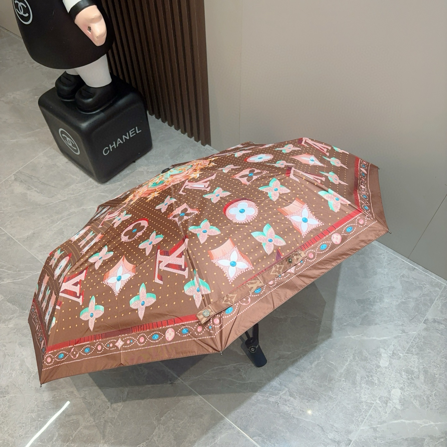  LOUIS VUITTON （路易威登）三折自动折叠晴雨伞 新涂层技术深色伞面 拥有令人惊喜的遮光效果