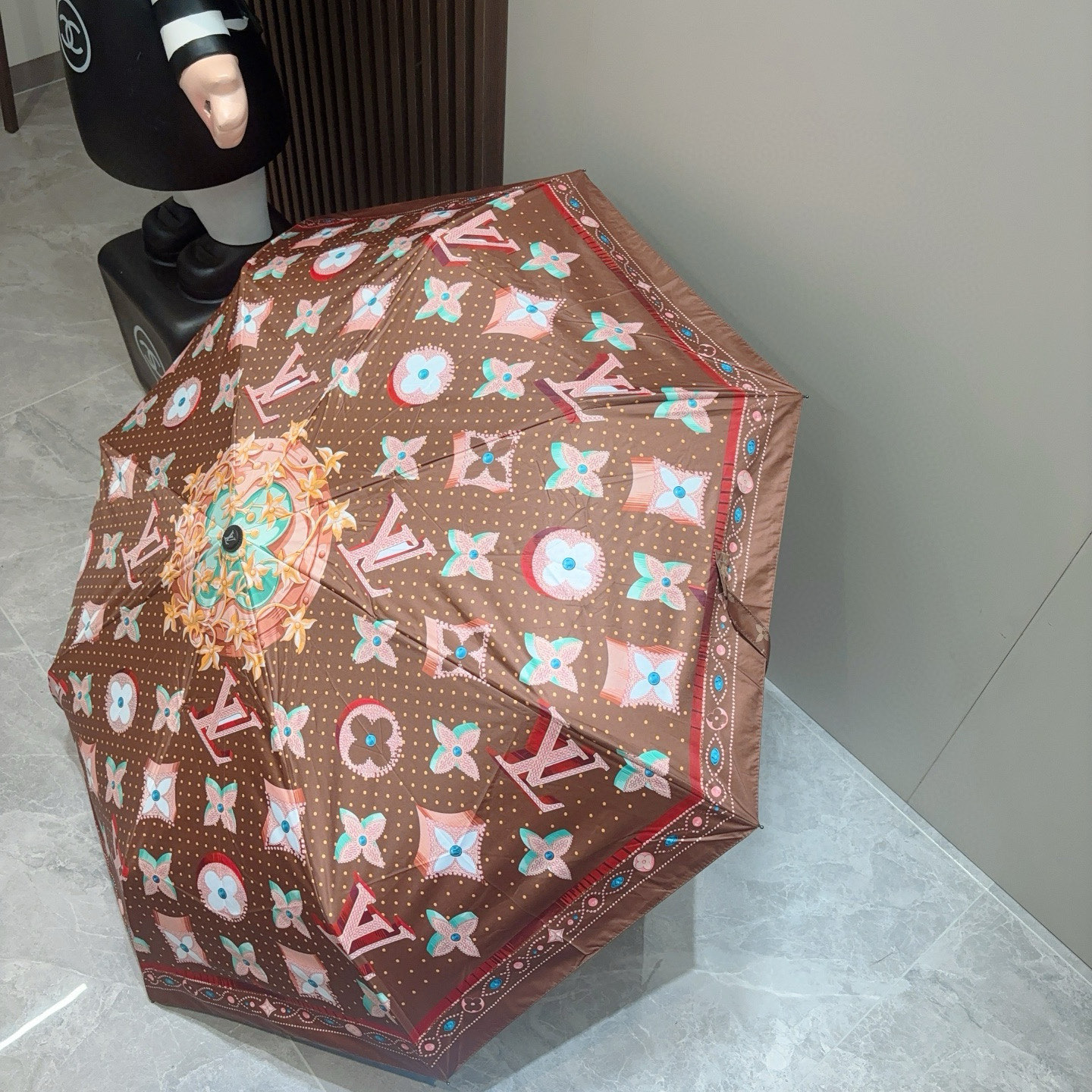  LOUIS VUITTON （路易威登）三折自动折叠晴雨伞 新涂层技术深色伞面 拥有令人惊喜的遮光效果