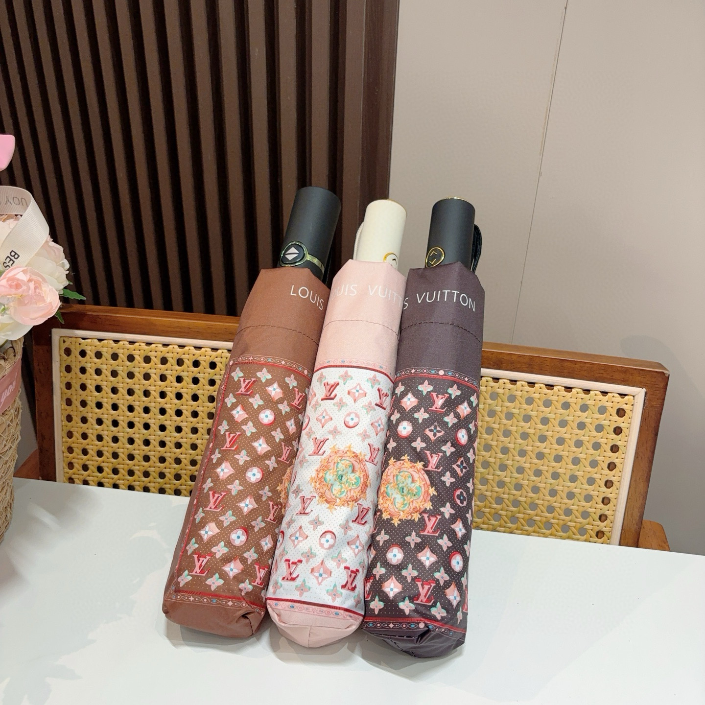  LOUIS VUITTON （路易威登）三折自动折叠晴雨伞 新涂层技术深色伞面 拥有令人惊喜的遮光效果