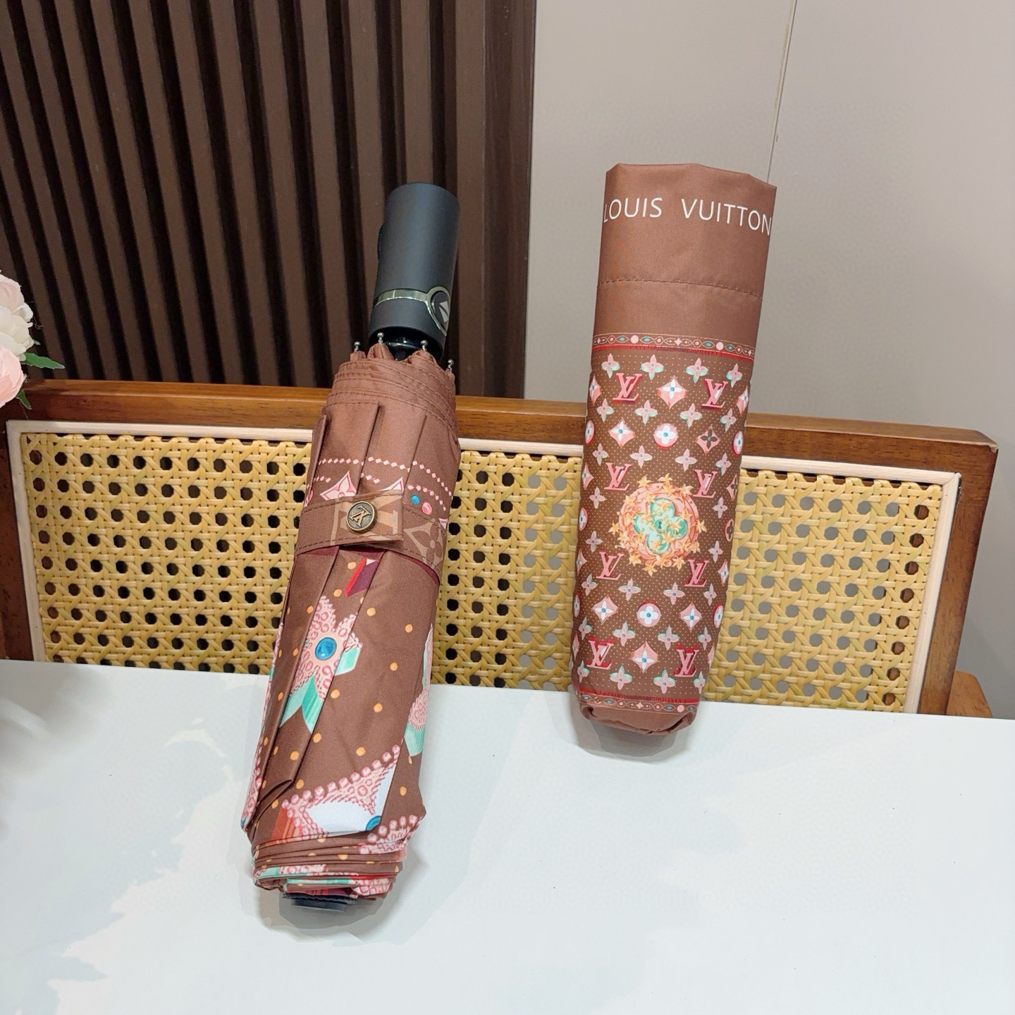  LOUIS VUITTON （路易威登）三折自动折叠晴雨伞 新涂层技术深色伞面 拥有令人惊喜的遮光效果