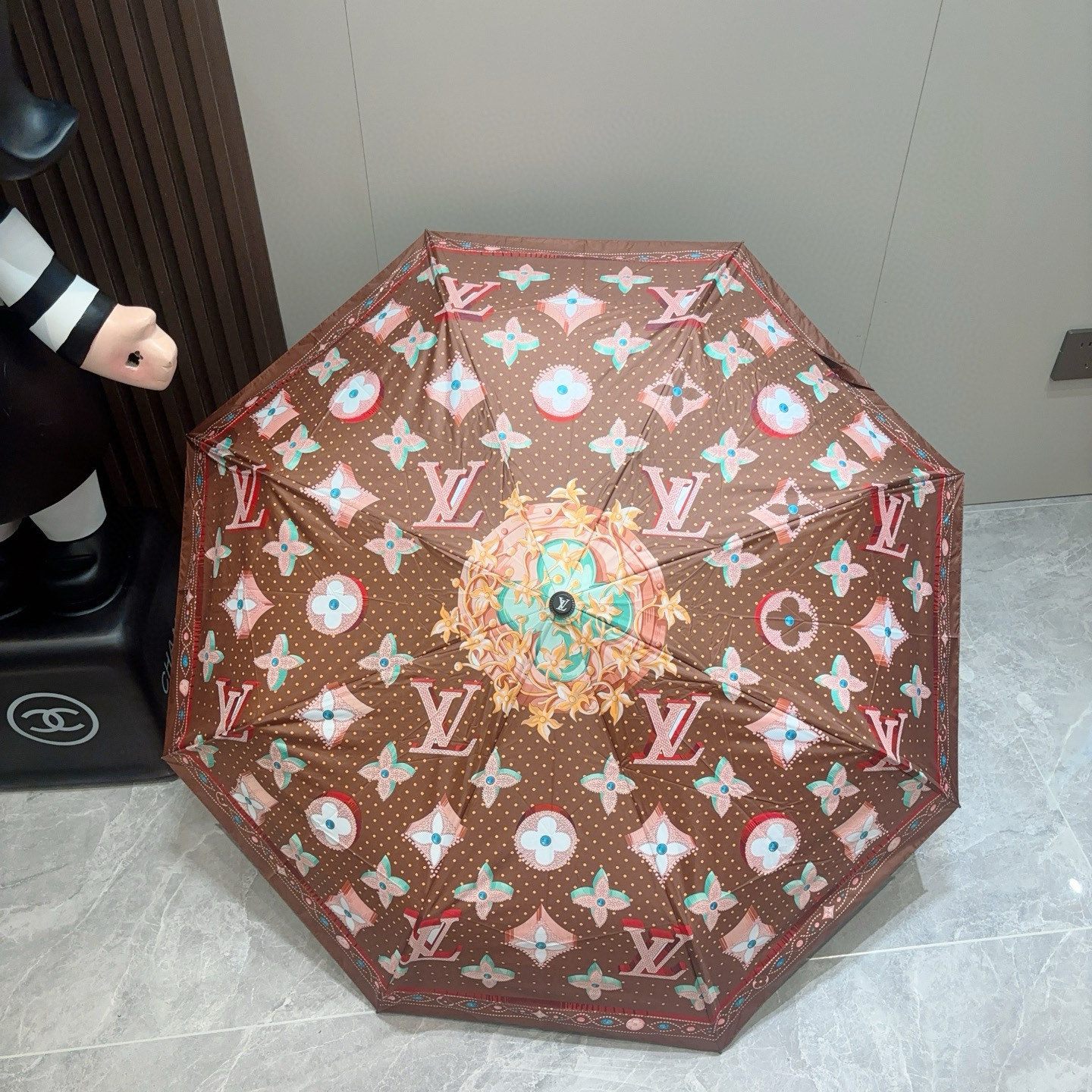  LOUIS VUITTON （路易威登）三折自动折叠晴雨伞 新涂层技术深色伞面 拥有令人惊喜的遮光效果