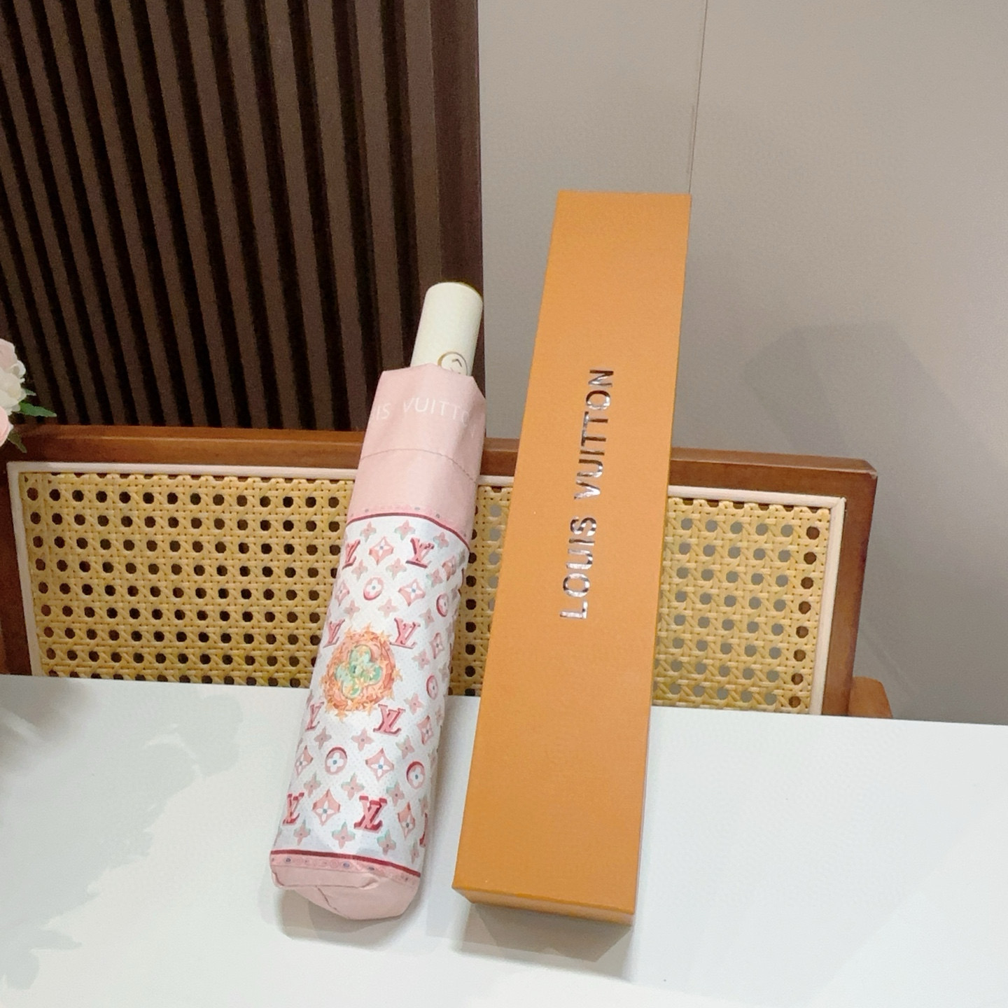  LOUIS VUITTON （路易威登）三折自动折叠晴雨伞 新涂层技术深色伞面 拥有令人惊喜的遮光效果