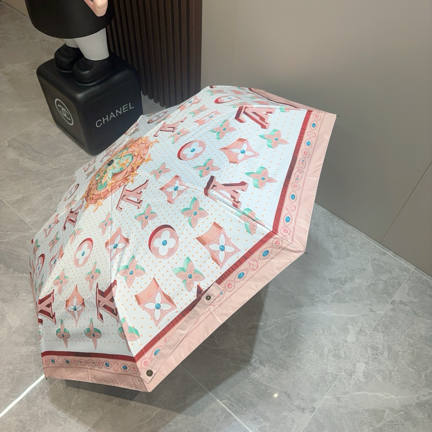  LOUIS VUITTON （路易威登）三折自动折叠晴雨伞 新涂层技术深色伞面 拥有令人惊喜的遮光效果