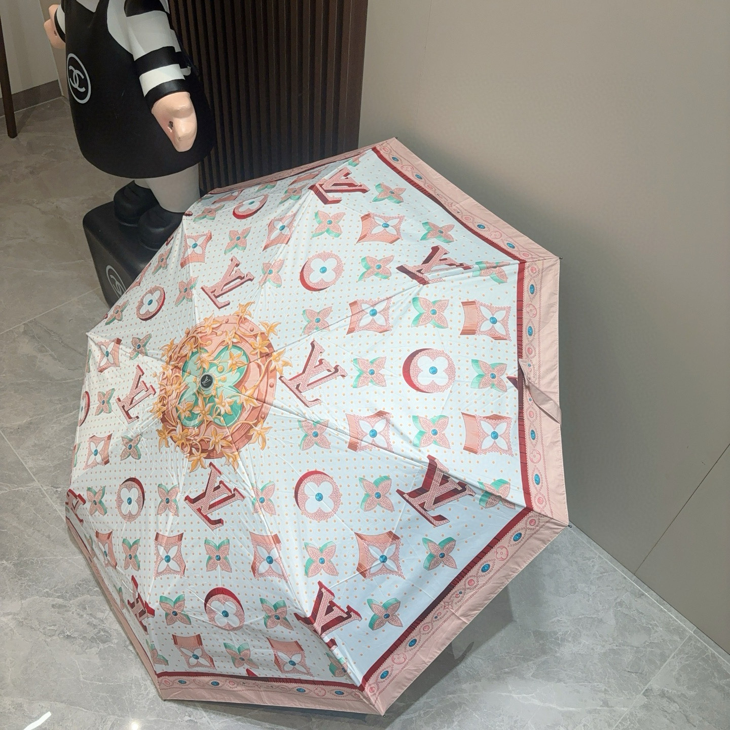  LOUIS VUITTON （路易威登）三折自动折叠晴雨伞 新涂层技术深色伞面 拥有令人惊喜的遮光效果