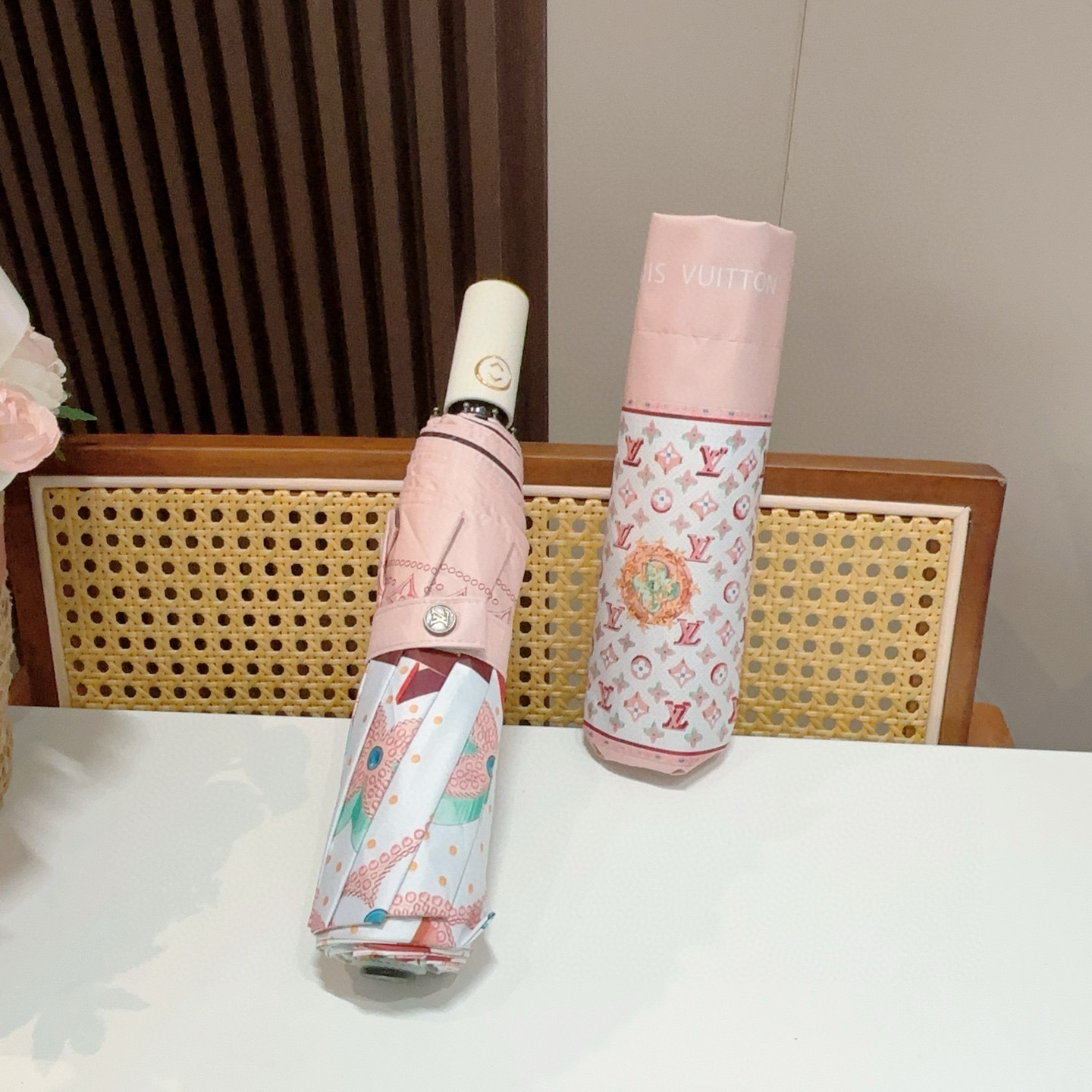  LOUIS VUITTON （路易威登）三折自动折叠晴雨伞 新涂层技术深色伞面 拥有令人惊喜的遮光效果