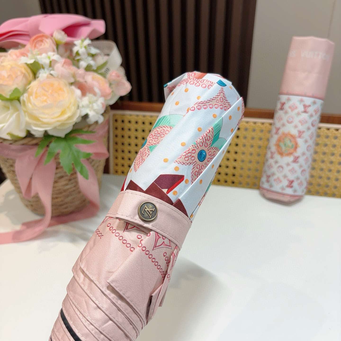  LOUIS VUITTON （路易威登）三折自动折叠晴雨伞 新涂层技术深色伞面 拥有令人惊喜的遮光效果