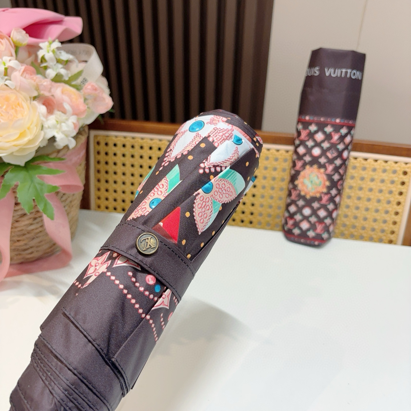  LOUIS VUITTON （路易威登）三折自动折叠晴雨伞 新涂层技术深色伞面 拥有令人惊喜的遮光效果