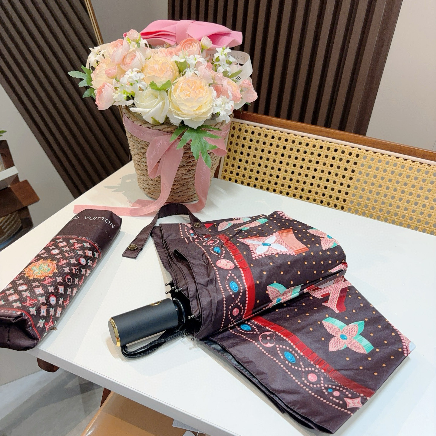  LOUIS VUITTON （路易威登）三折自动折叠晴雨伞 新涂层技术深色伞面 拥有令人惊喜的遮光效果