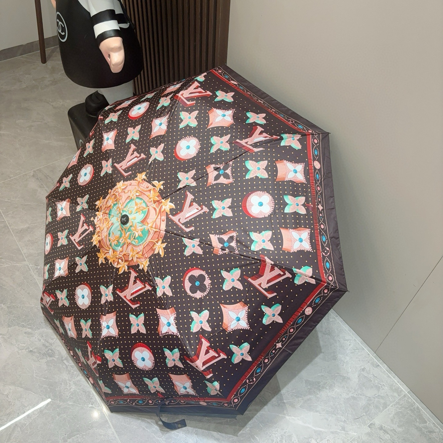  LOUIS VUITTON （路易威登）三折自动折叠晴雨伞 新涂层技术深色伞面 拥有令人惊喜的遮光效果