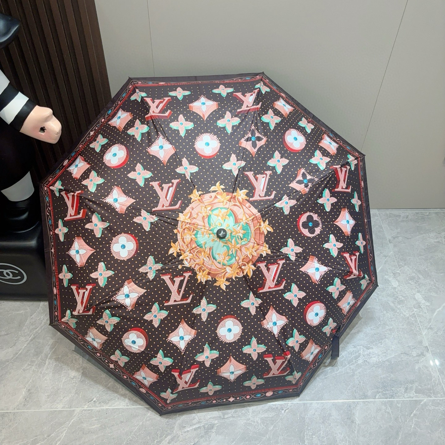  LOUIS VUITTON （路易威登）三折自动折叠晴雨伞 新涂层技术深色伞面 拥有令人惊喜的遮光效果