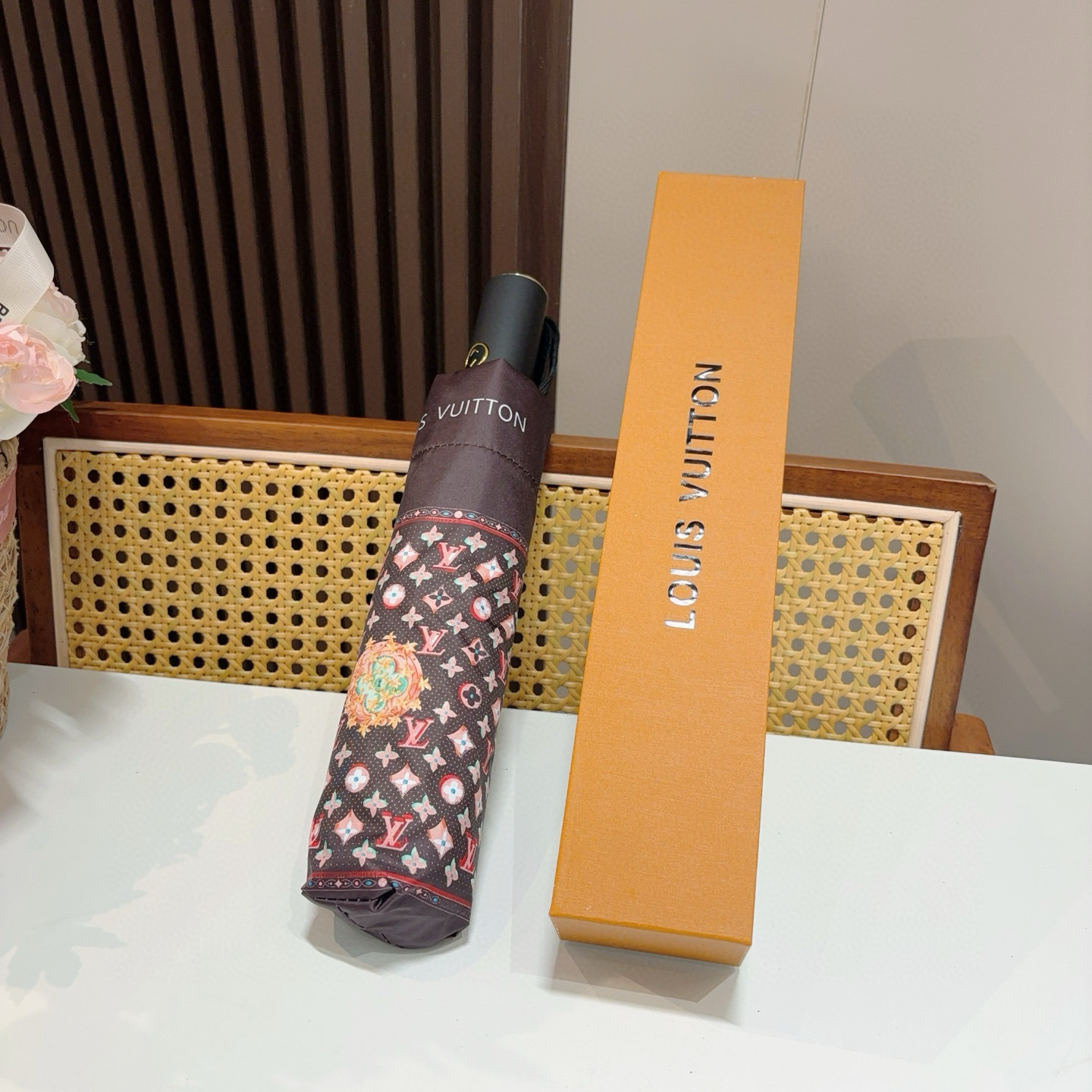  LOUIS VUITTON （路易威登）三折自动折叠晴雨伞 新涂层技术深色伞面 拥有令人惊喜的遮光效果