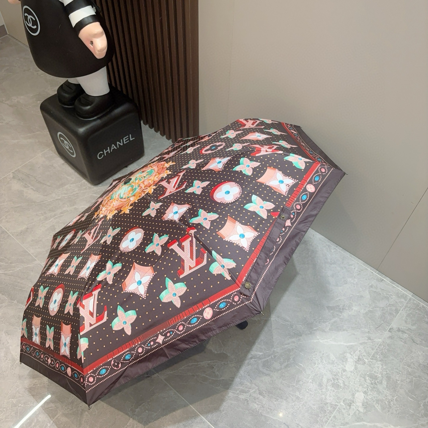  LOUIS VUITTON （路易威登）三折自动折叠晴雨伞 新涂层技术深色伞面 拥有令人惊喜的遮光效果