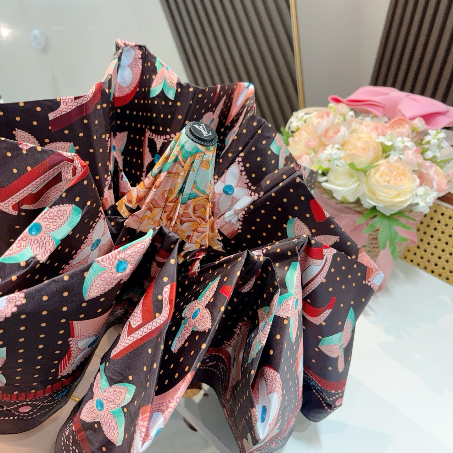 LOUIS VUITTON （路易威登）三折自动折叠晴雨伞 新涂层技术深色伞面 拥有令人惊喜的遮光效果