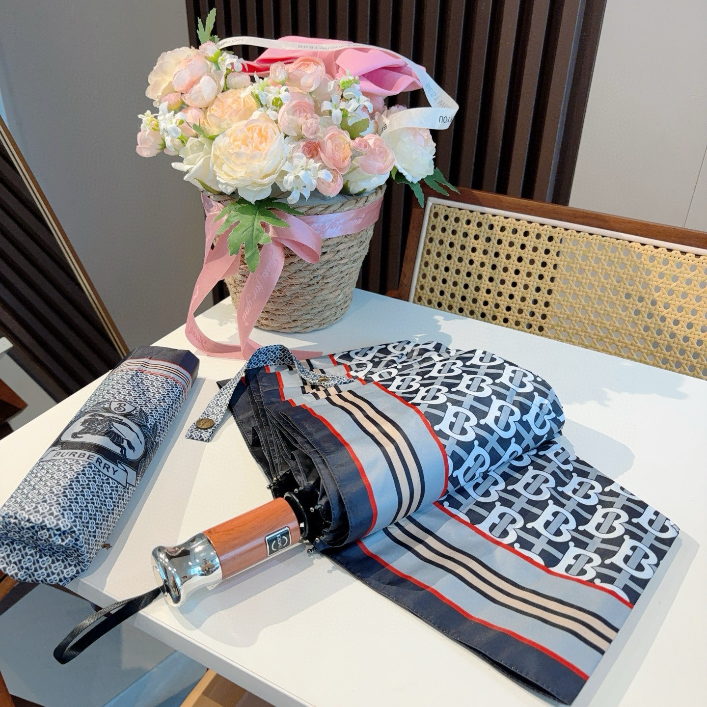  BURBERRY（巴宝莉） 三折自动折叠晴雨伞 年度巅峰之作 经典 高雅 时髦 这就是被称为英国BUR