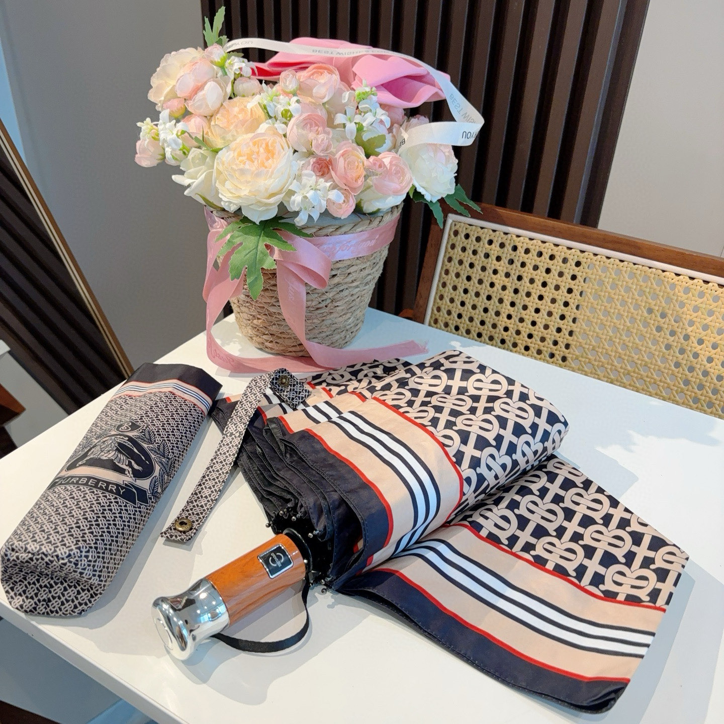  BURBERRY（巴宝莉） 三折自动折叠晴雨伞 年度巅峰之作 经典 高雅 时髦 这就是被称为英国BUR