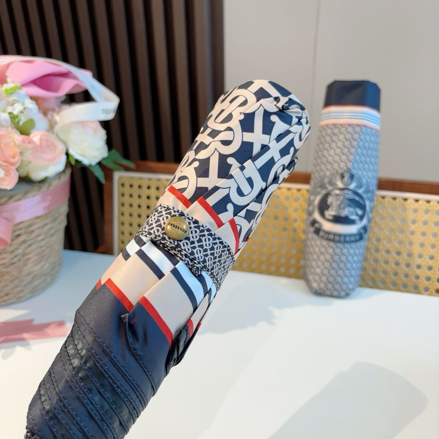  BURBERRY（巴宝莉） 三折自动折叠晴雨伞 年度巅峰之作 经典 高雅 时髦 这就是被称为英国BUR