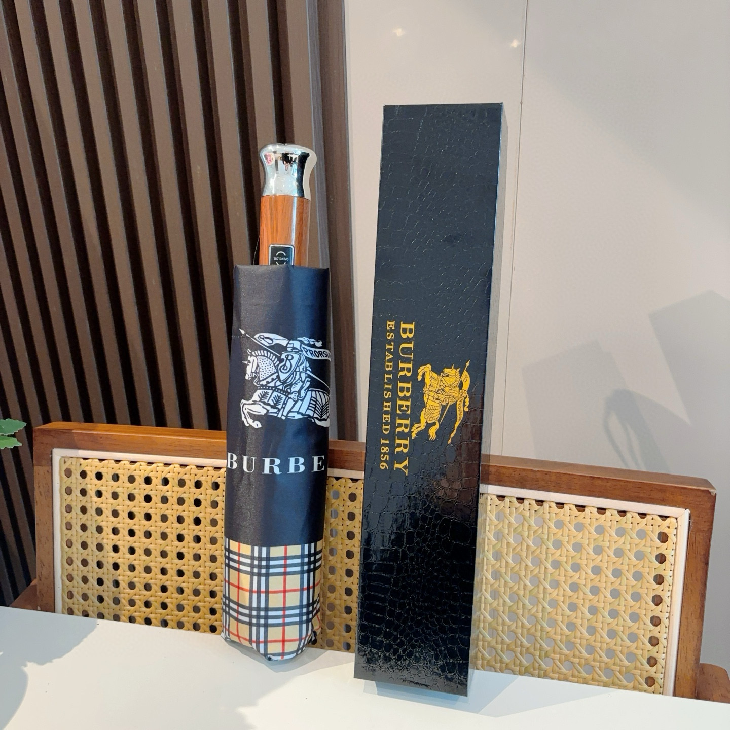  BURBERRY（巴宝莉） 三折自动折叠晴雨伞 年度巅峰之作 经典 高雅 时髦 这就是被称为英国BUR