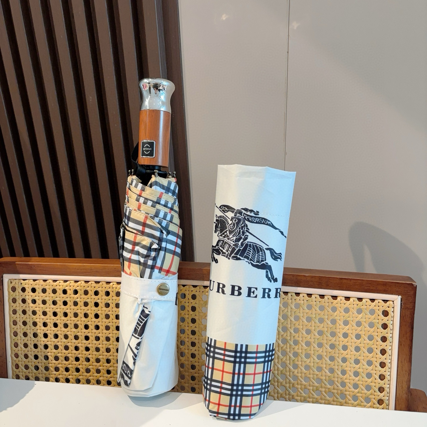  BURBERRY（巴宝莉） 三折自动折叠晴雨伞 年度巅峰之作 经典 高雅 时髦 这就是被称为英国BUR