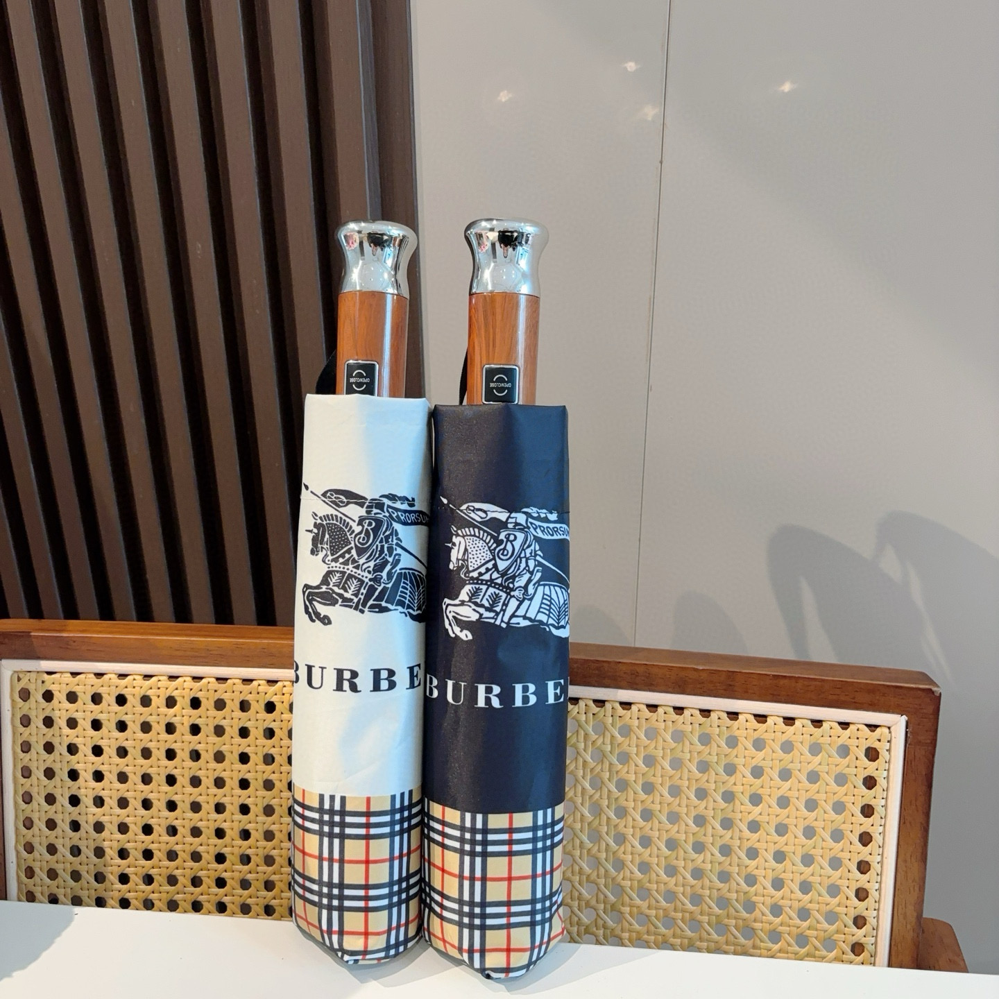  BURBERRY（巴宝莉） 三折自动折叠晴雨伞 年度巅峰之作 经典 高雅 时髦 这就是被称为英国BUR