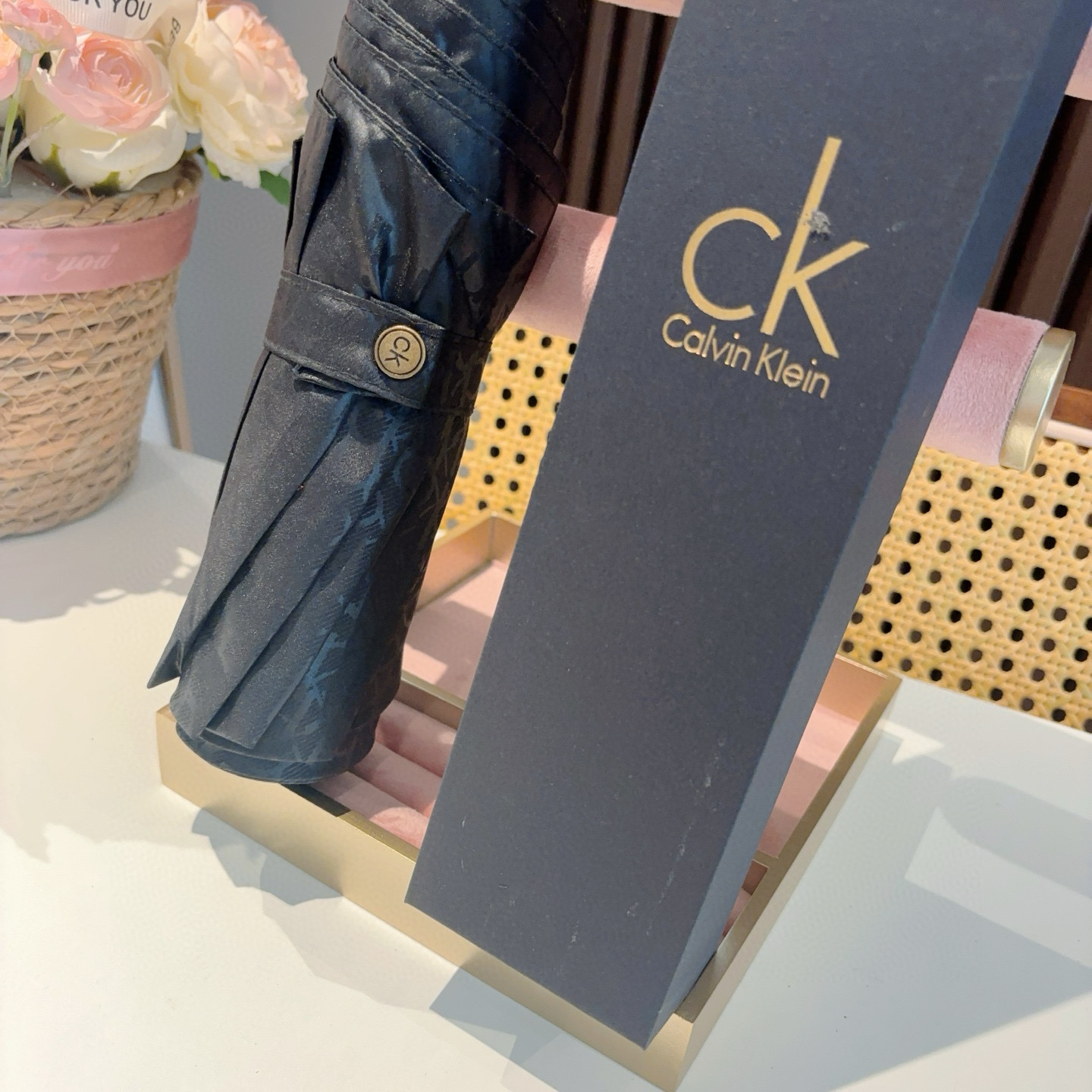  CK 新款 男士 暗纹字母 三折手开折叠晴雨伞 做工精细 气质 时尚 炒鸡好看！防紫外线 人手必备 ！