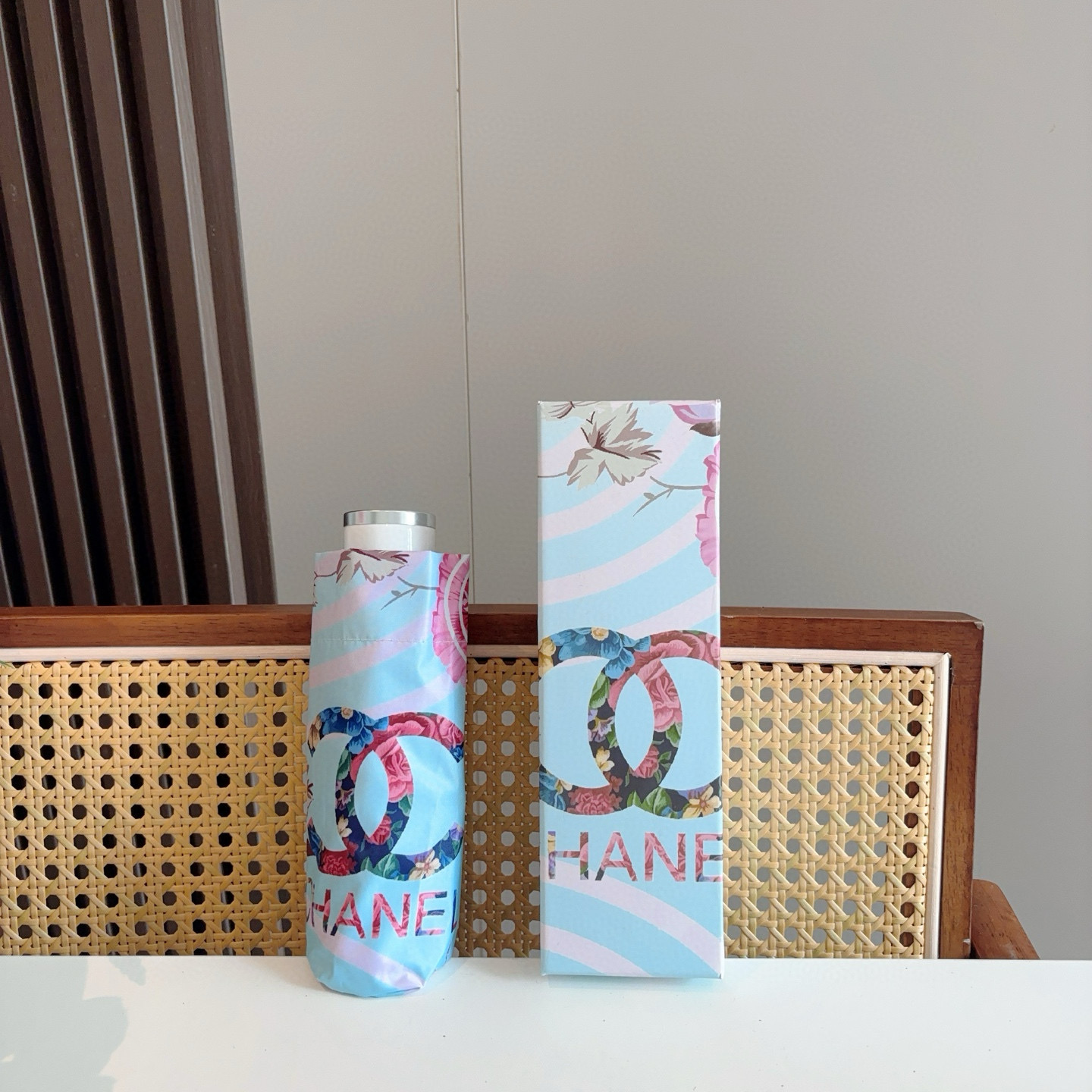  CHANEL香奈儿 五折伞 热卖款 时尚指数爆表 不论晴天雨天使用都相得益彰 拥有它感受风从身体经过的