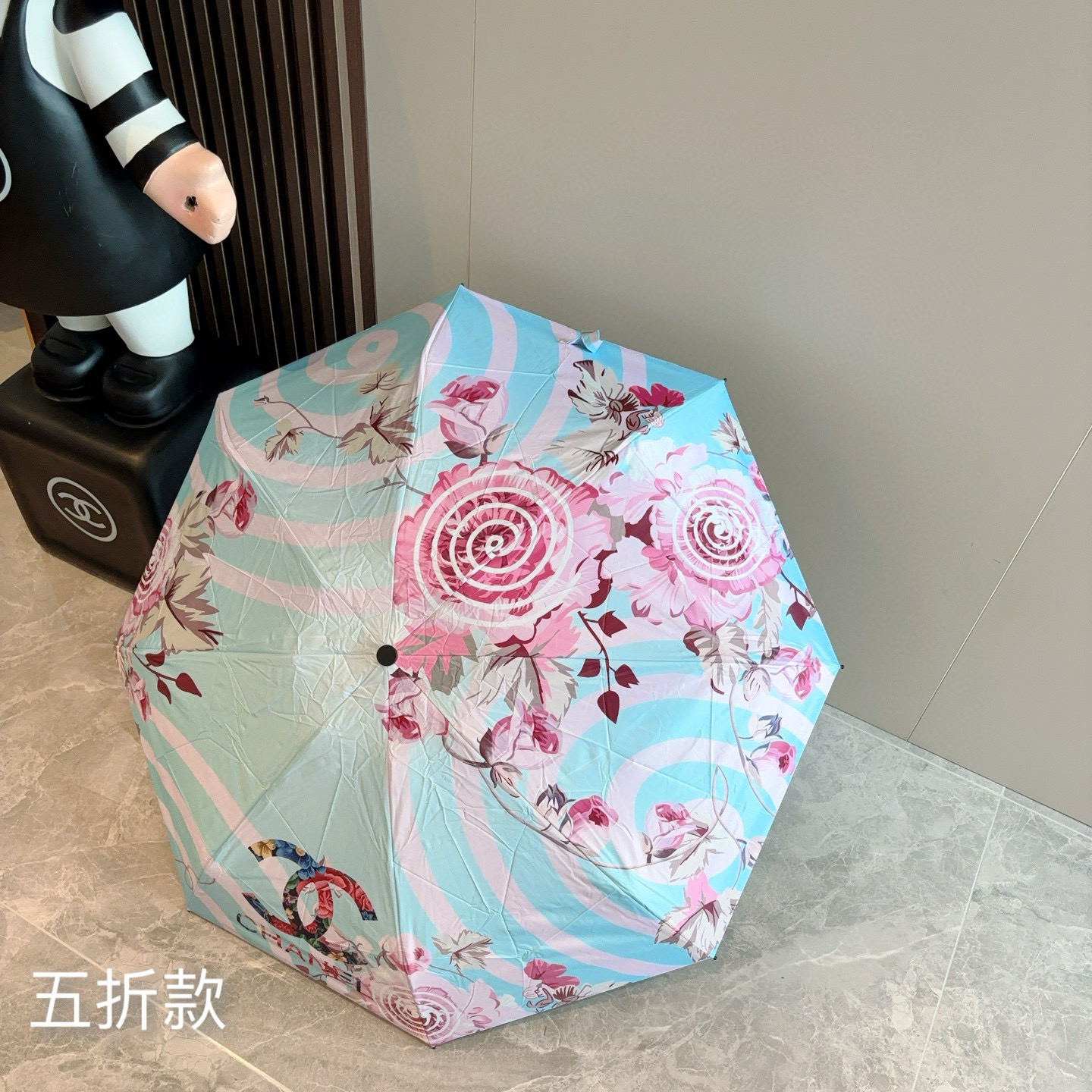  CHANEL香奈儿 五折伞 热卖款 时尚指数爆表 不论晴天雨天使用都相得益彰 拥有它感受风从身体经过的