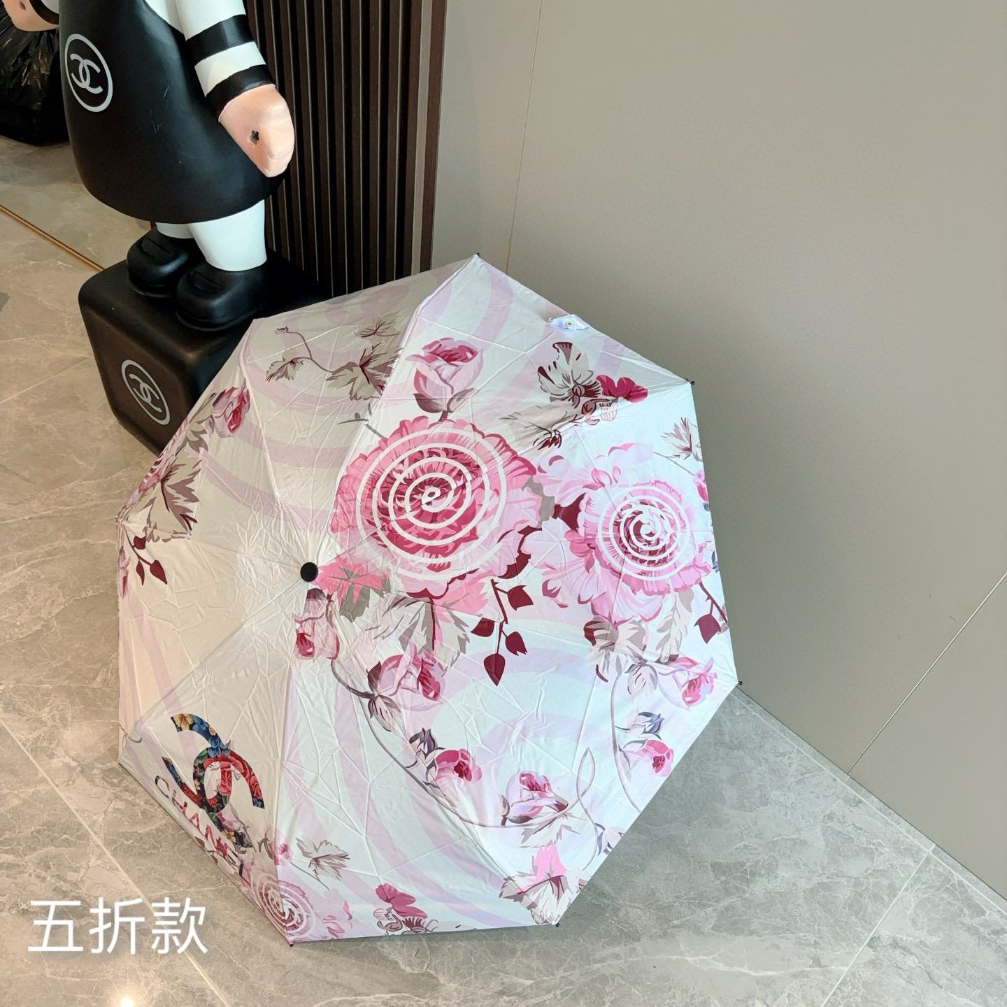  CHANEL香奈儿 五折伞 热卖款 时尚指数爆表 不论晴天雨天使用都相得益彰 拥有它感受风从身体经过的