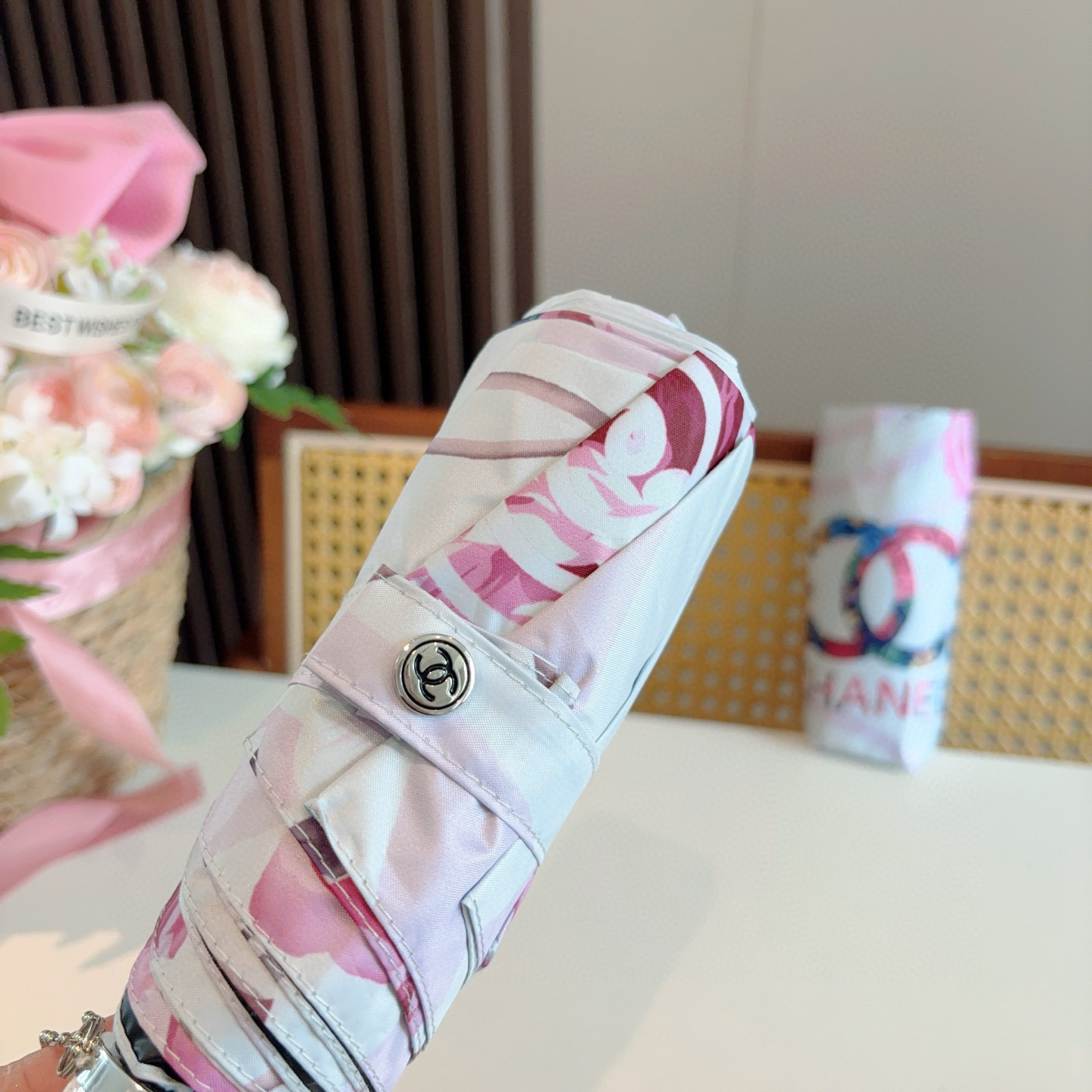  CHANEL香奈儿 五折伞 热卖款 时尚指数爆表 不论晴天雨天使用都相得益彰 拥有它感受风从身体经过的