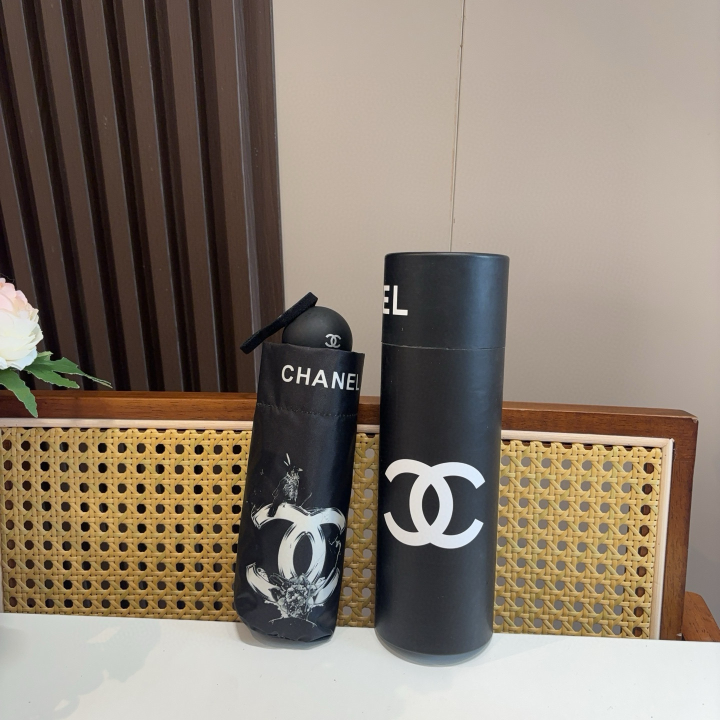  CHANEL（香奈儿）五折手开折叠晴雨伞 集合香奈儿灵魂LOGO为一体的设计风格高雅奢华 带在身上带来