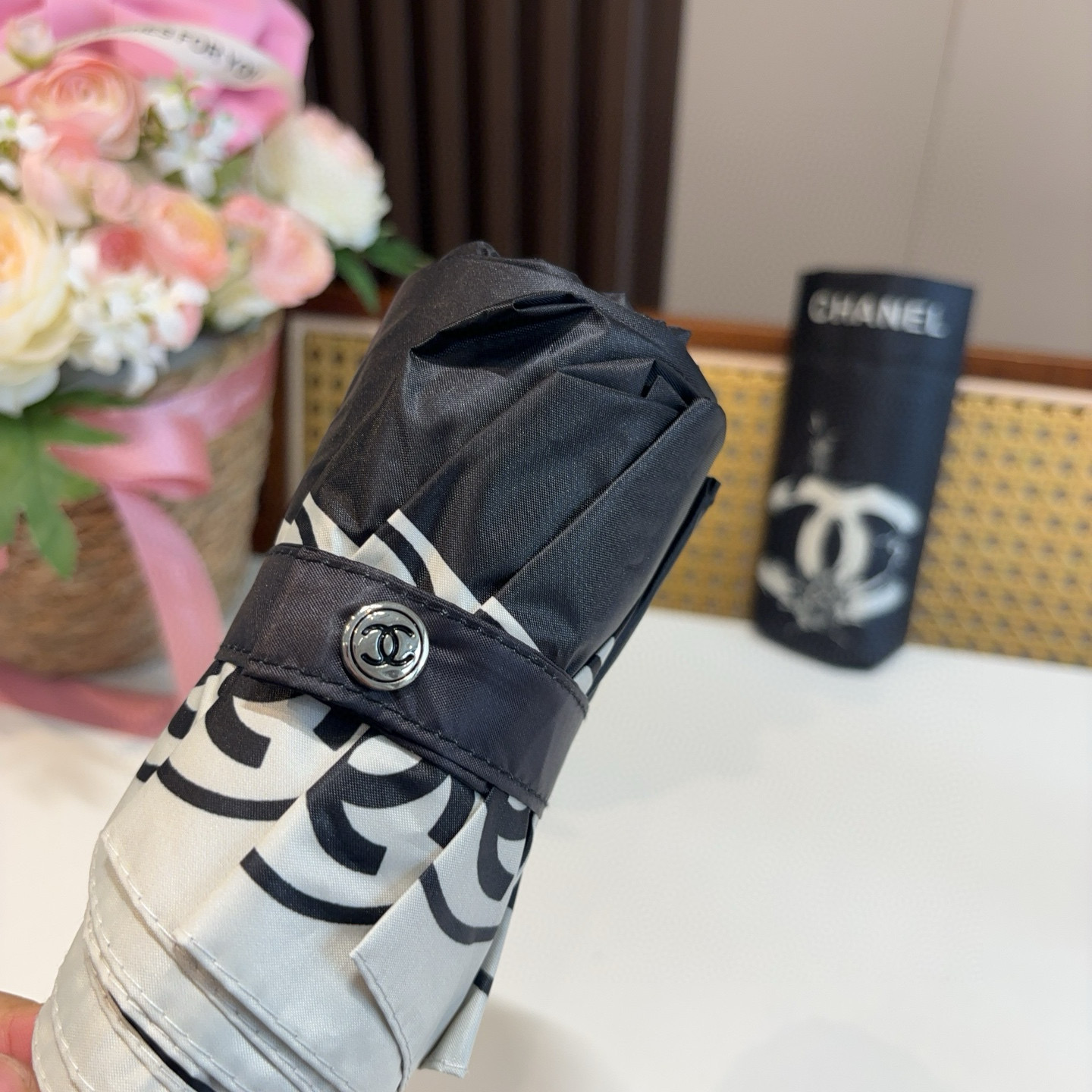  CHANEL（香奈儿）五折手开折叠晴雨伞 集合香奈儿灵魂LOGO为一体的设计风格高雅奢华 带在身上带来