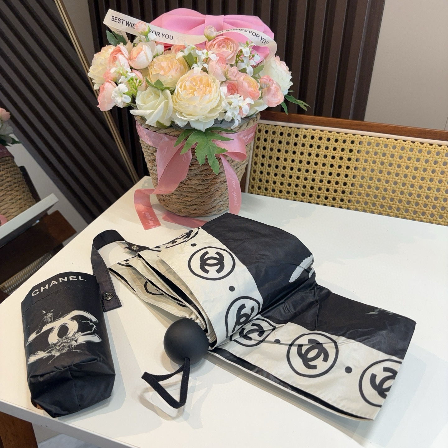  CHANEL（香奈儿）五折手开折叠晴雨伞 集合香奈儿灵魂LOGO为一体的设计风格高雅奢华 带在身上带来