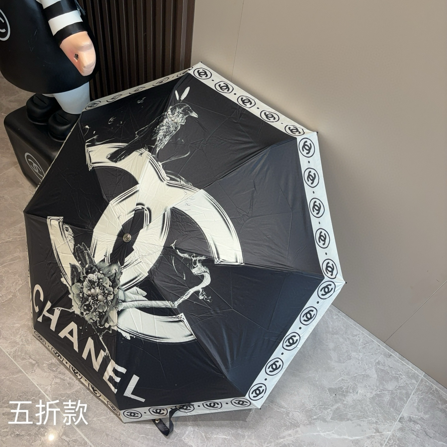  CHANEL（香奈儿）五折手开折叠晴雨伞 集合香奈儿灵魂LOGO为一体的设计风格高雅奢华 带在身上带来