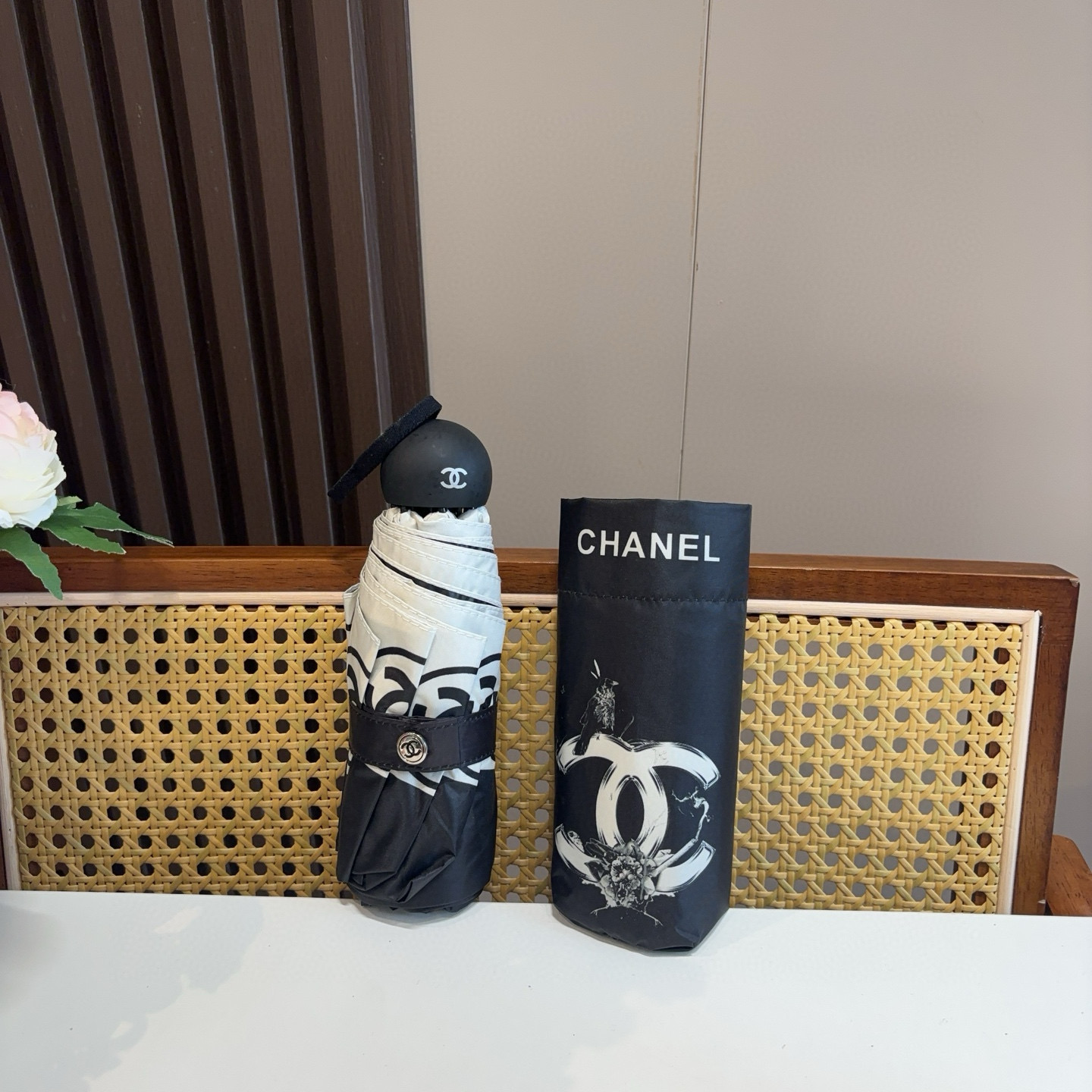  CHANEL（香奈儿）五折手开折叠晴雨伞 集合香奈儿灵魂LOGO为一体的设计风格高雅奢华 带在身上带来