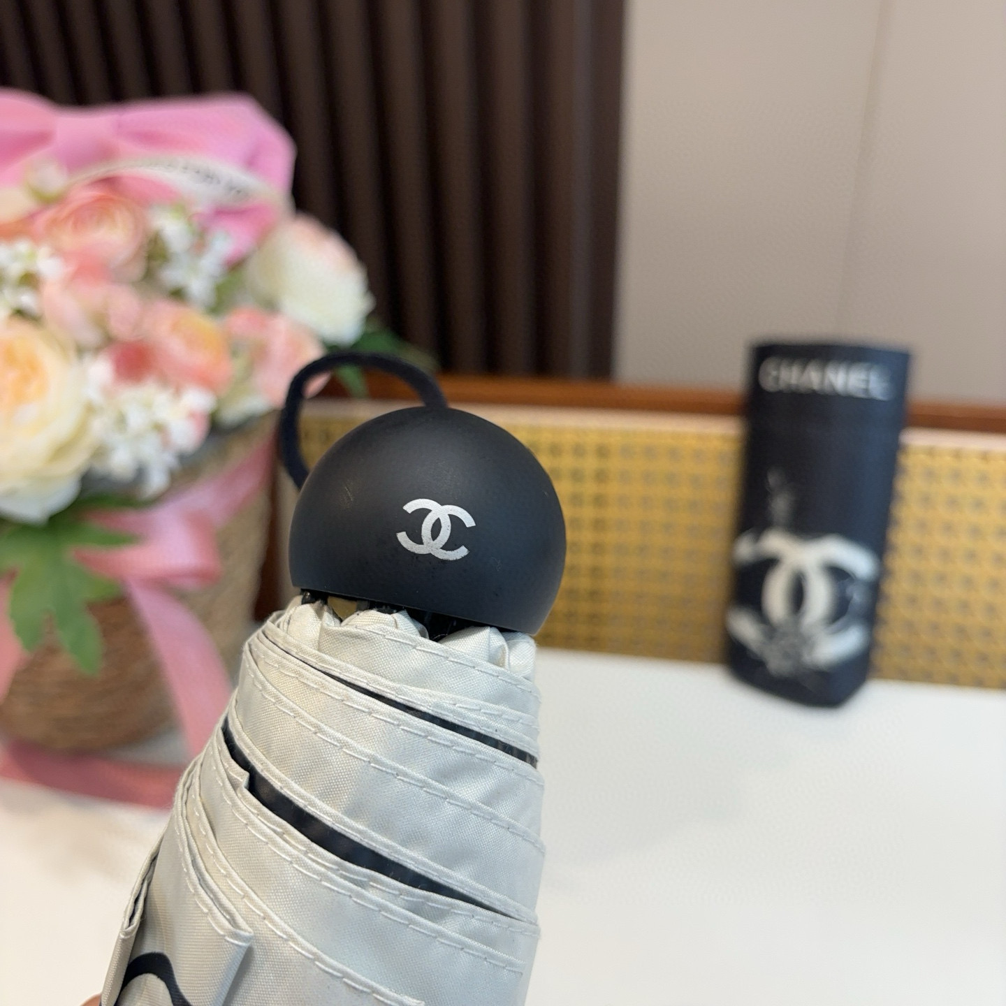  CHANEL（香奈儿）五折手开折叠晴雨伞 集合香奈儿灵魂LOGO为一体的设计风格高雅奢华 带在身上带来