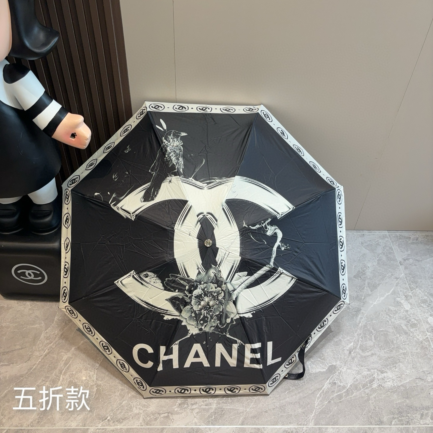  CHANEL（香奈儿）五折手开折叠晴雨伞 集合香奈儿灵魂LOGO为一体的设计风格高雅奢华 带在身上带来