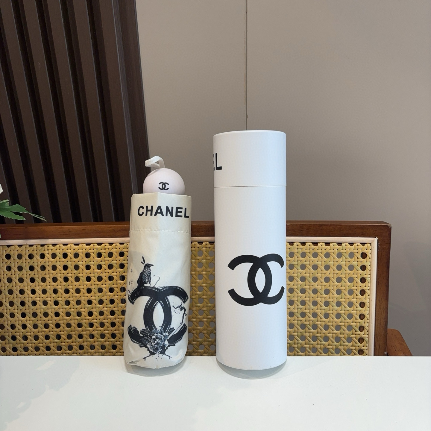  CHANEL（香奈儿）五折手开折叠晴雨伞 集合香奈儿灵魂LOGO为一体的设计风格高雅奢华 带在身上带来